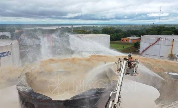 HOY / Los bomberos controlan el incendio en Petropar tras más de 36 horas de labor