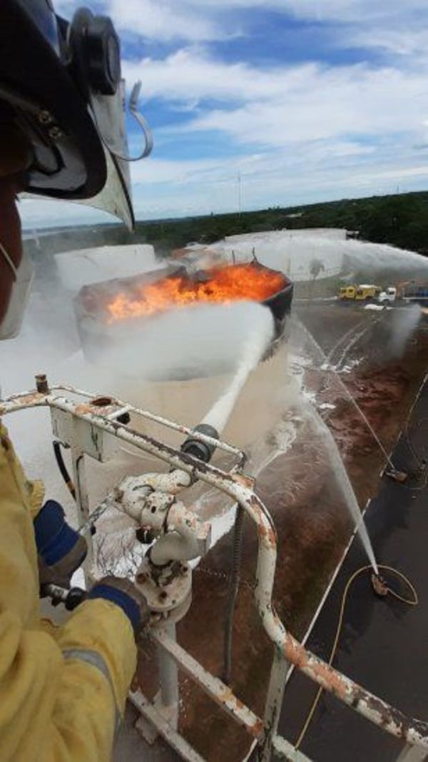 Bomberos apagan incendio en planta central de Petropar