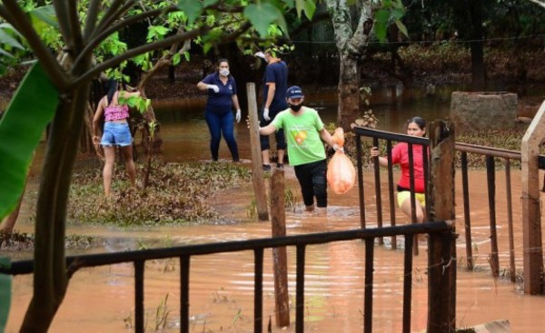 Comuna esteña asiste a familias afectadas por las inundaciones