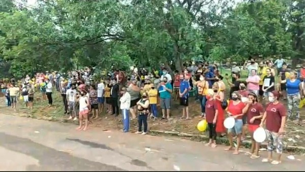 (VIDEO) Bomberos controlan fuego de Petropar y vecinos se acercan a agradecerles