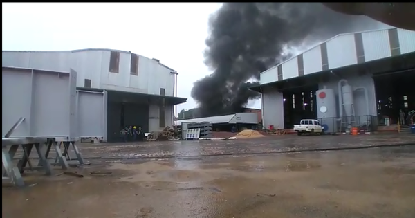 Controlan incendio en depósito de pinturas