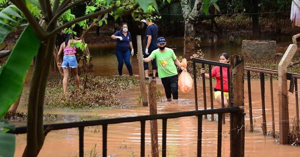La Nación / Barrios bajo agua, rutas cortadas y calles intransitables en el Este