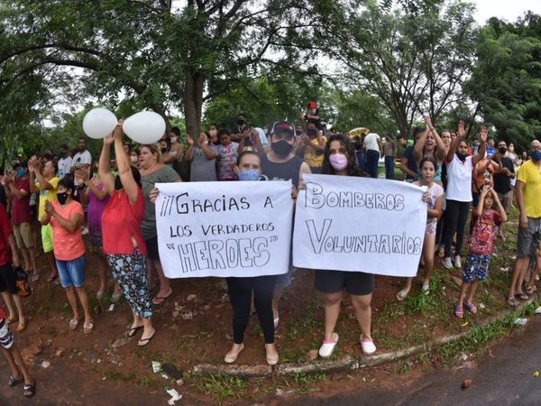 Vecinos pueden volver a sus casas, tras controlarse incendio en Petropar