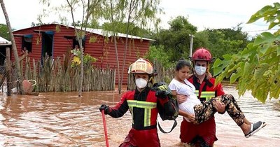 La Nación / Asisten a 222 familias en Central tras temporal