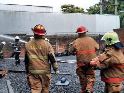 Controlan incendio en una fábrica de pinturas en Luque