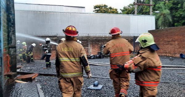 La Nación / Trabajo incansable: bomberos controlan otro incendio en fábrica de pinturas en Luque