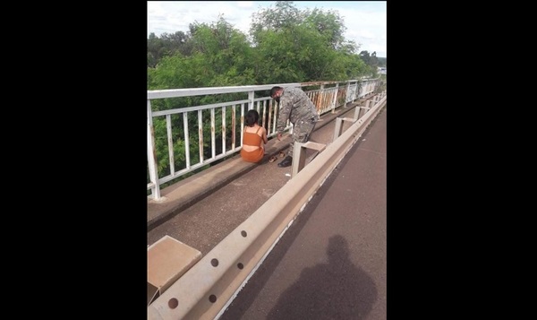 Joven madre subió al puente de Concepción para saltar al río. Fue con su hijita de dos años