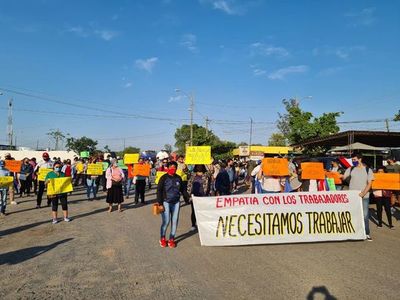 Extensión del cierre de frontera argentina es “un baldazo de agua fría” para comerciantes fronterizos - Nacionales - ABC Color