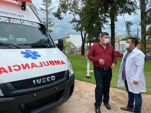 Juancho verifica funcionamiento de moderna ambulancia adquirida por el IPS