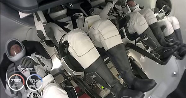 La Nación / SpaceX espera llevar primeros turistas al espacio a fines del 2021