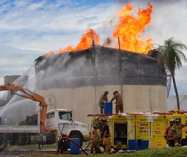 Así apagaron el fuego en la planta de Petropar
