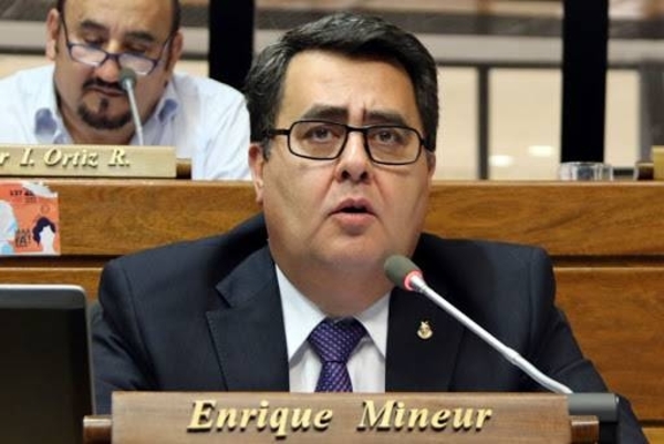 HOY / Efraínistas proponen salvar a Villamayor a cambio de juicio político a la Fiscala General del Estado, al respecto el diputado Enrique Mineur