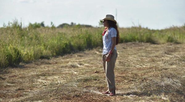 Es la única mujer entre cuatro hermanos y con 25 años lidera el campo de su familia