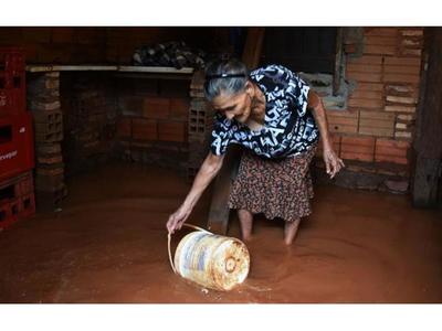 Vecinos de Capiatá perdieron todo tras  desborde de arroyo