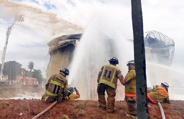 Apagan incendio de Petropar y piden que aseguradoras cubran los daños - Nacionales - ABC Color