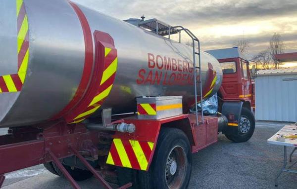Bomberos reciben un camión donado, pero deben pagar el transporte