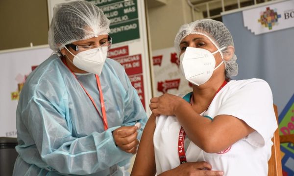 Bolivia comenzó el lento proceso de vacunación