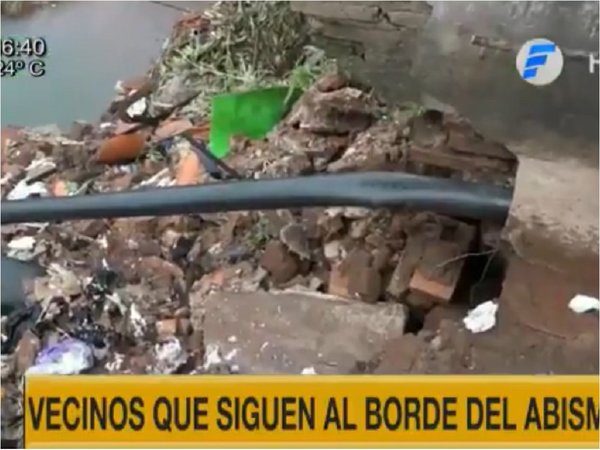 Al borde del abismo, vecinos temen por posible derrumbe de casas
