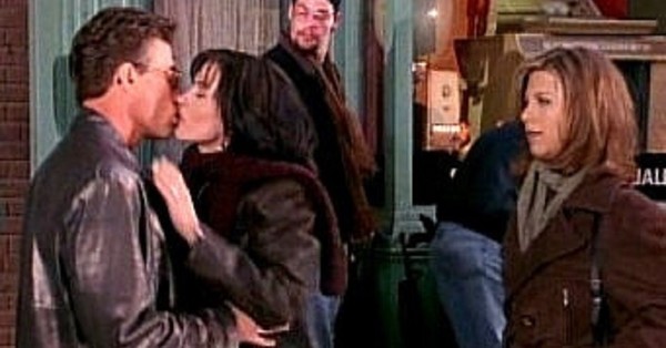 “Dile que no me meta la lengua”: El día que Van Damme se propasó con Jennifer Aniston y Courteney Cox en “Friends” - C9N