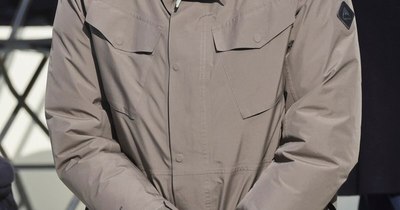 La Nación / Creadora de los guantes de Bernie Sanders consigue un fabricante