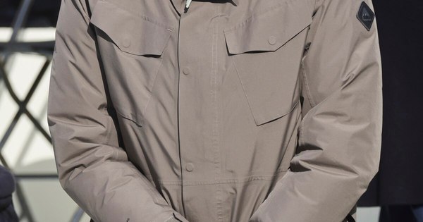 La Nación / Creadora de los guantes de Bernie Sanders consigue un fabricante