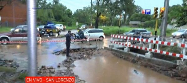 Inmenso bache obliga a cerrar una calle en San Lorenzo | Noticias Paraguay