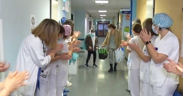 El conmovedor momento en que un niño que estuvo 11 días en la UCI por Covid-19 recibe el alta médica - C9N