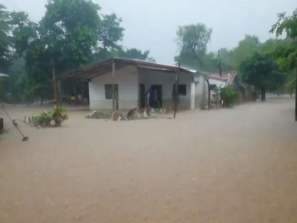 Caacupé bajo agua: Piden a los automovilistas ayudar a evacuar