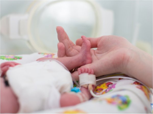 Dos hermanitas mueren por falta de terapia, una sigue luchando por su vida