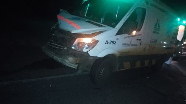 Ambulancia choca contra motocarro y paciente de COVID fallece  - Nacionales - ABC Color