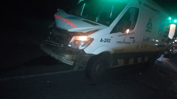 Ambulancia choca contra motocarro y paciente de COVID fallece - Nacionales - ABC Color