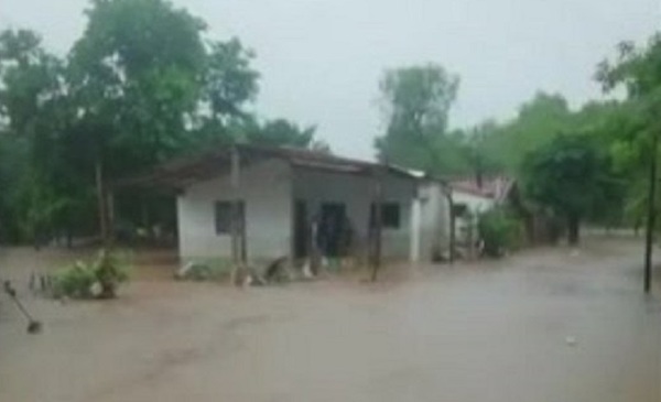 Temporal deja bajo agua centenares de viviendas y comercios de Caacupé