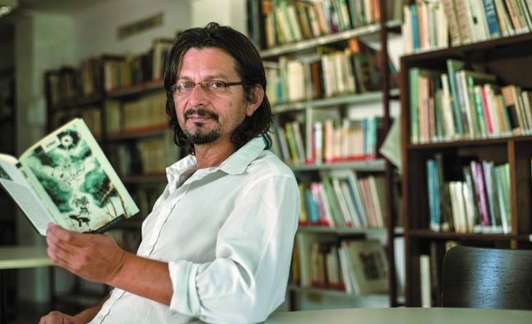 HOY / Taller de redacción con Julio Benegas Vidallet, en Casa Karaku