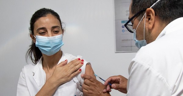 La Nación / Abdo Benítez se jacta de logros contra el COVID-19, pero las expectativas de vacunación son iguales a África