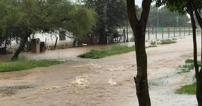 La Nación / Yaguarón, Paraguarí e Itacurubí de la Cordillera colapsan por inundaciones