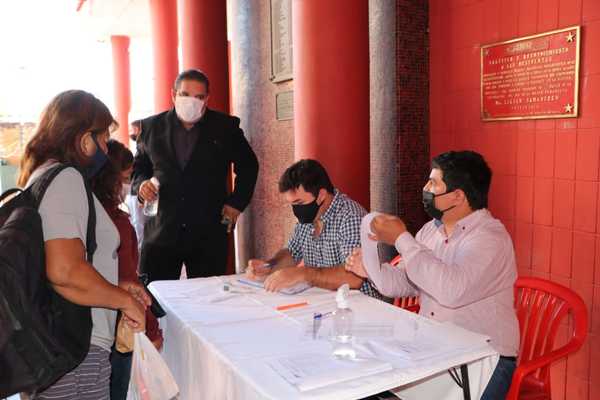 A pesar de lluvia muchos aspirantes a vacancias laborales en feria de empleo - ADN Digital