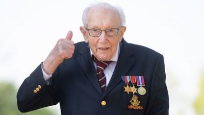 Muere con 100 años Capitán Tom, icono británico de la lucha contra la covid