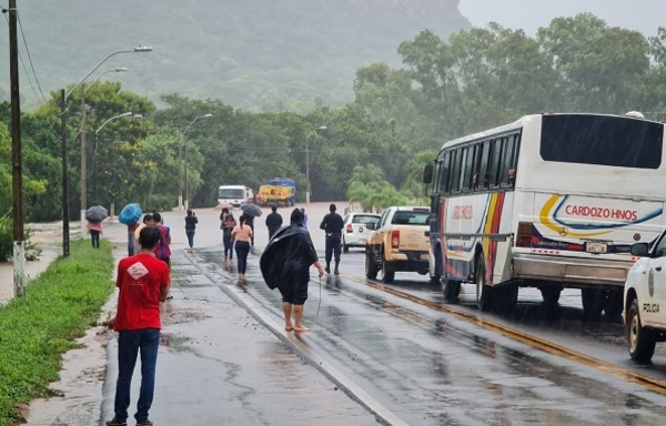 Lluvias desatan caos en Yaguarón con desborde de arroyo e inundaciones