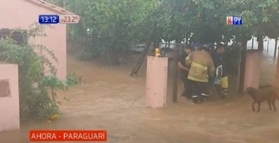 Rescatan a abuelo de su vivienda inundada tras desborde de arroyo | Noticias Paraguay