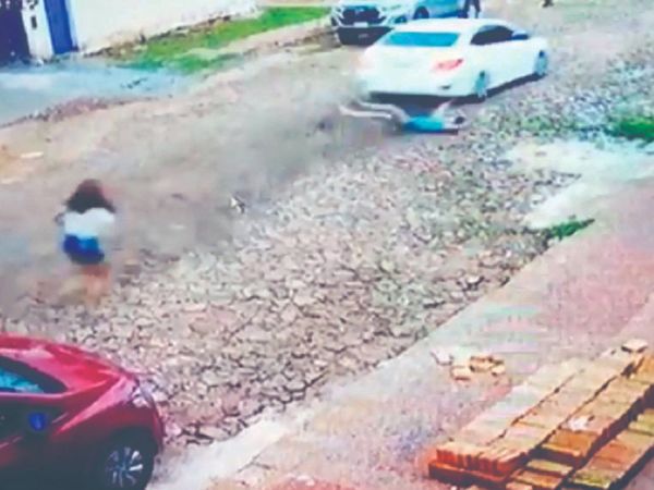 Autochorros arrastraron a una chica tras brutal asalto