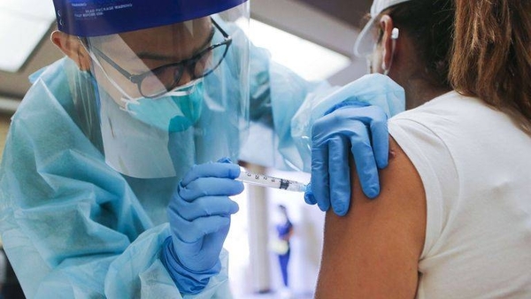 HOY / Recuperados de COVID-19 podrán acceder a la vacuna tras un mes del diagnóstico