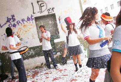 Mazzoleni baja el pulgar a Último Primer Día de secundarios que este año terminan el colegio - ADN Digital