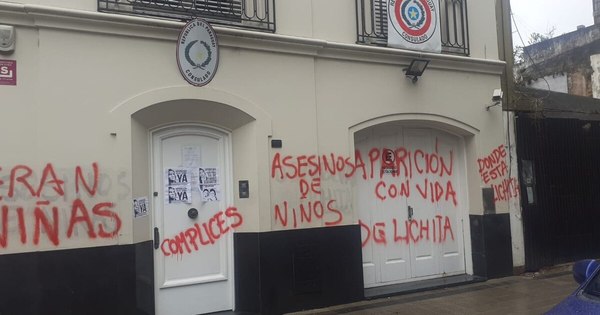La Nación / Atacan nuevamente sede de la embajada paraguaya en Buenos Aires