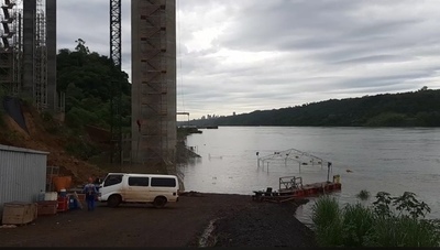 Creciente del río Paraná provoca desalojo de obraje en zona del puente