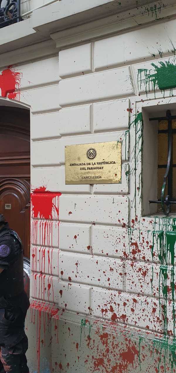 Atacan embajada paraguaya en Argentina