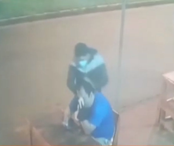 Mientras esperaba su hamburguesa le roban el celular