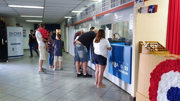 Abren investigación contra extranjero por entrar al país con pasaporte falso - ABC en el Este - ABC Color