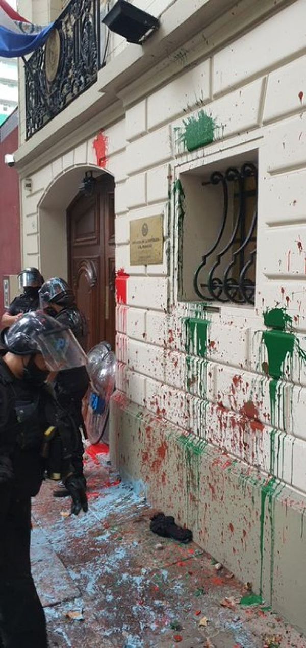 Atacan la Embajada paraguaya en Buenos Aires