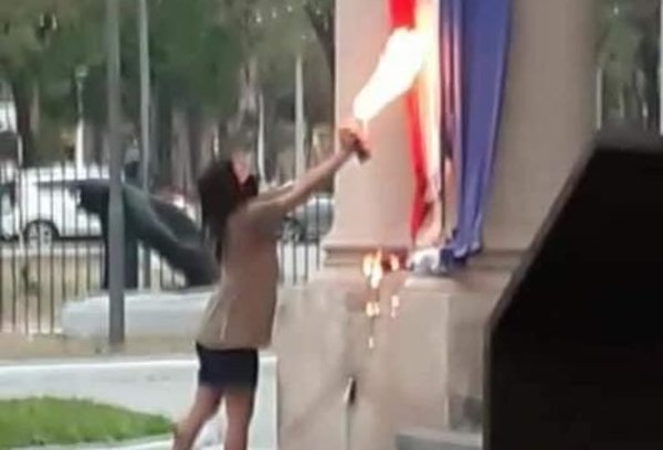 Detenidas tras ataques a Embajada paraguaya en Argentina estarían vinculadas a vandalismo en el Panteón - Megacadena — Últimas Noticias de Paraguay