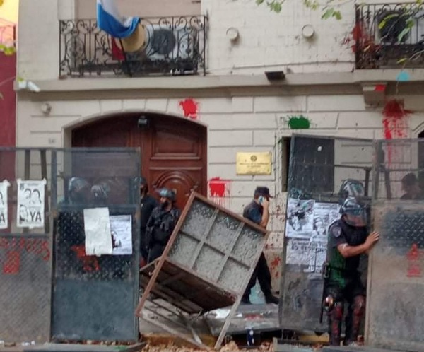 Gobierno repudia "enérgicamente" nuevo ataque a embajadada paraguaya en Argentina